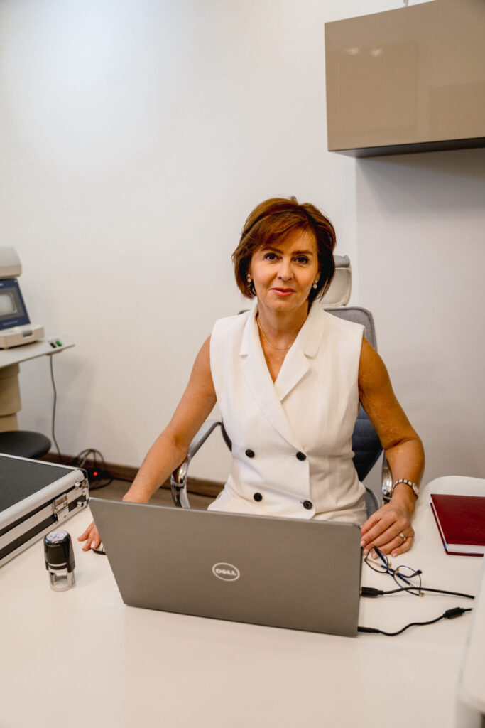 Dr. Láng Judit szemész főorvos a rendelőben